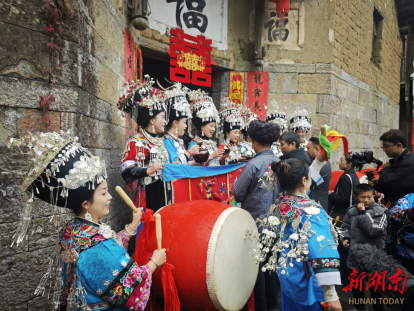 璀璨土家苗寨@湖南日报深度尊龙凯时app平台湘西银饰(图4)